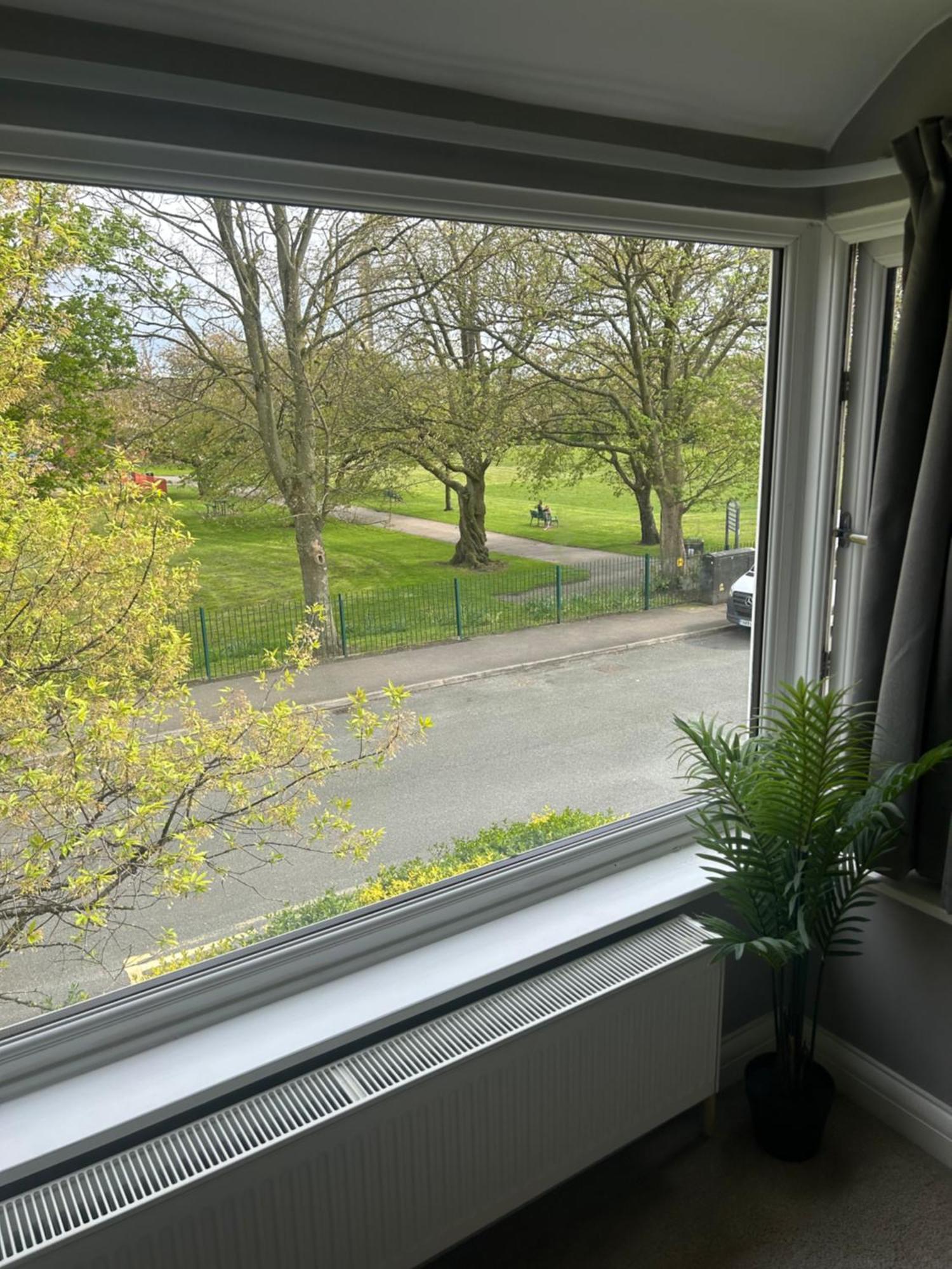 Lovely, Large Double Bedroom With Park View In Home Hazel Grove Extérieur photo