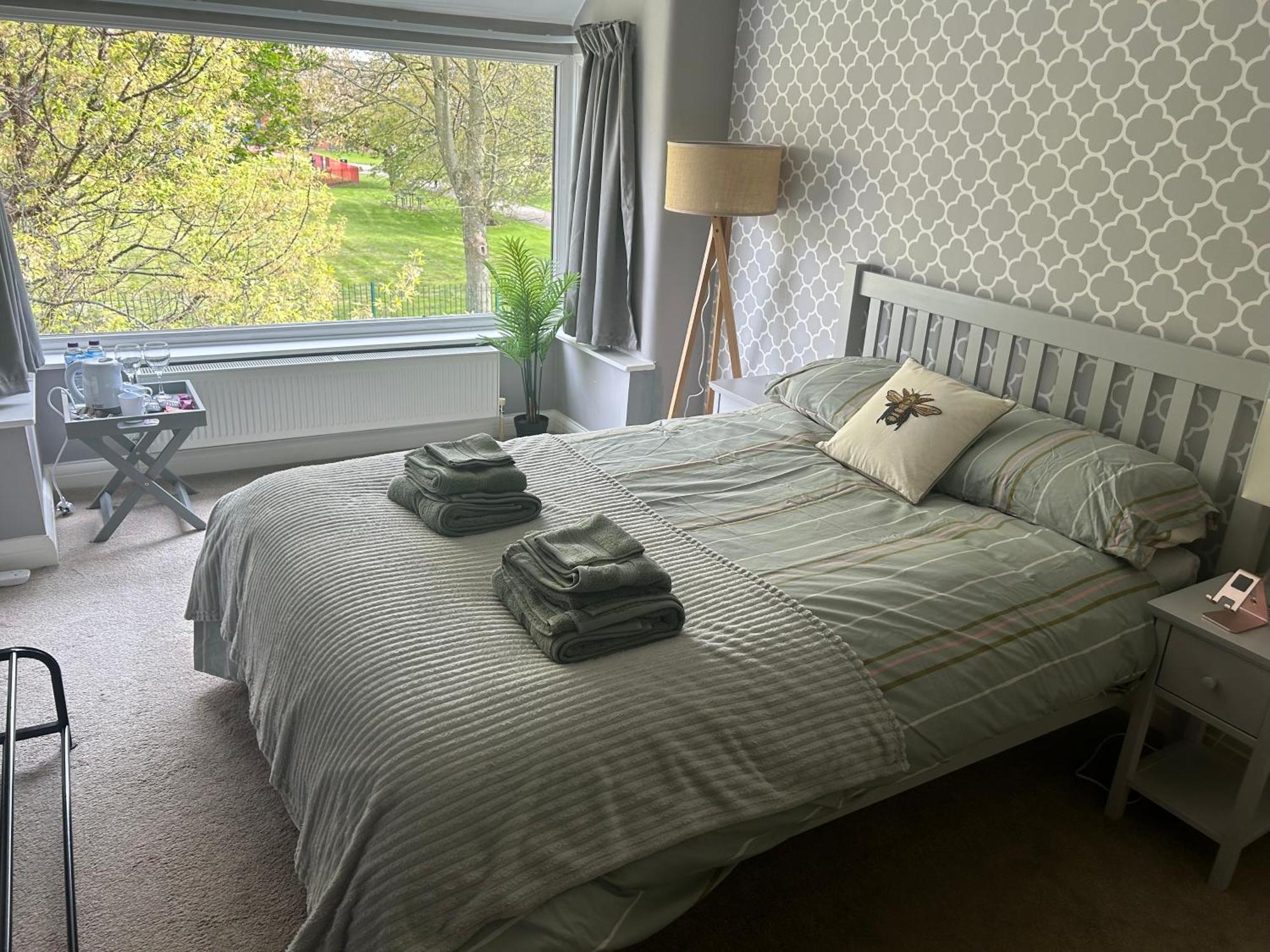 Lovely, Large Double Bedroom With Park View In Home Hazel Grove Extérieur photo