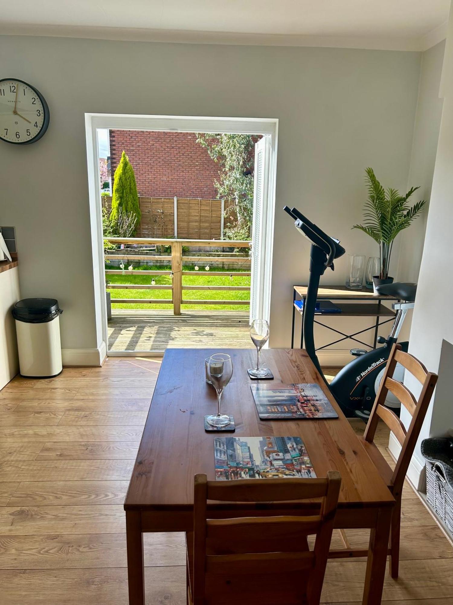 Lovely, Large Double Bedroom With Park View In Home Hazel Grove Extérieur photo