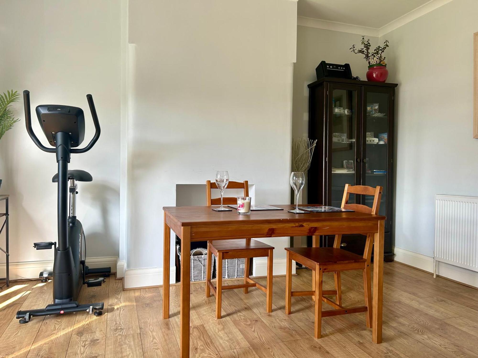 Lovely, Large Double Bedroom With Park View In Home Hazel Grove Extérieur photo