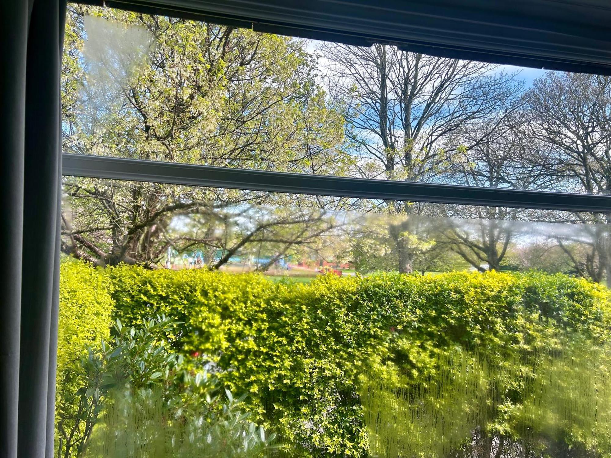 Lovely, Large Double Bedroom With Park View In Home Hazel Grove Extérieur photo